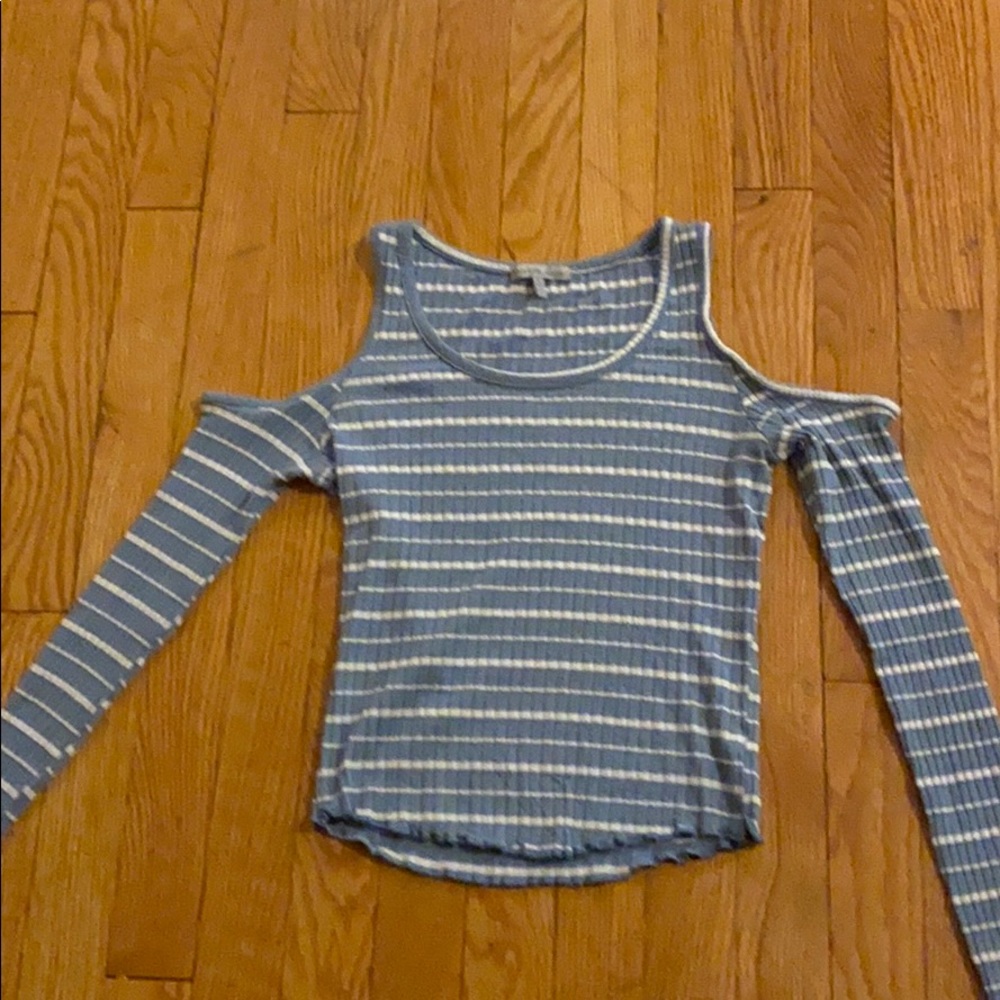 cut out shoulder long sleeve